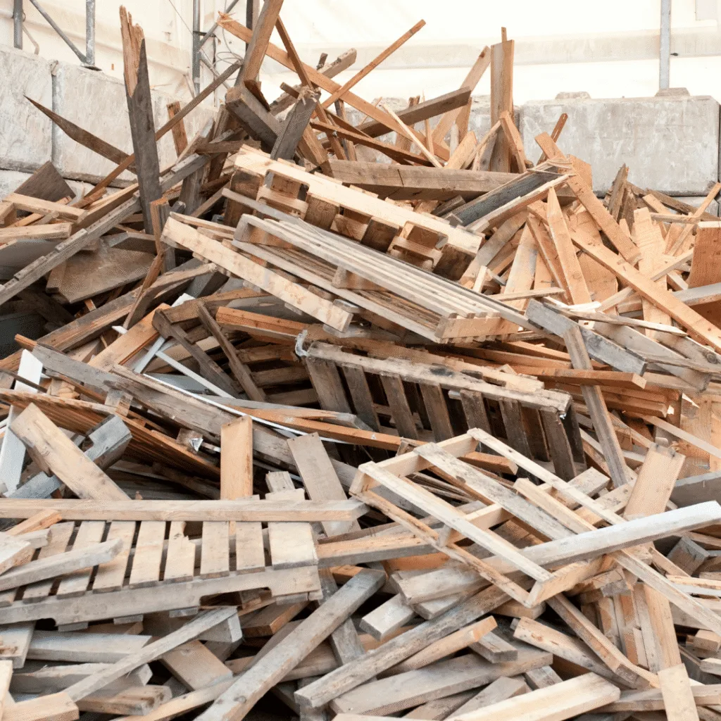 Benne à bois et palettes à Hyères